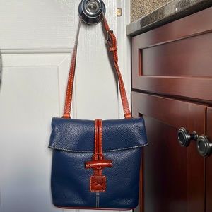 Dooney & Bourke adjustable strap bag - navy color